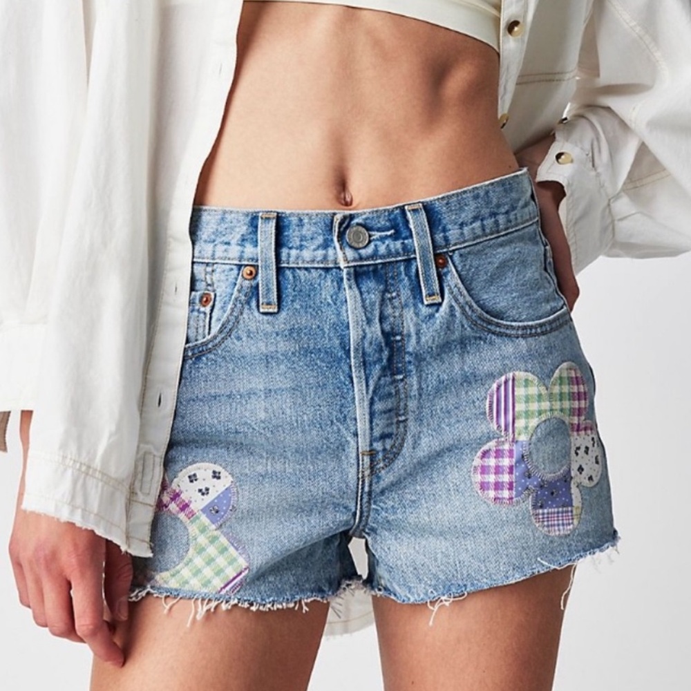 NWT Levi’s 501 High Rise Denim Shorts, Fresh As A Daisy, 28
